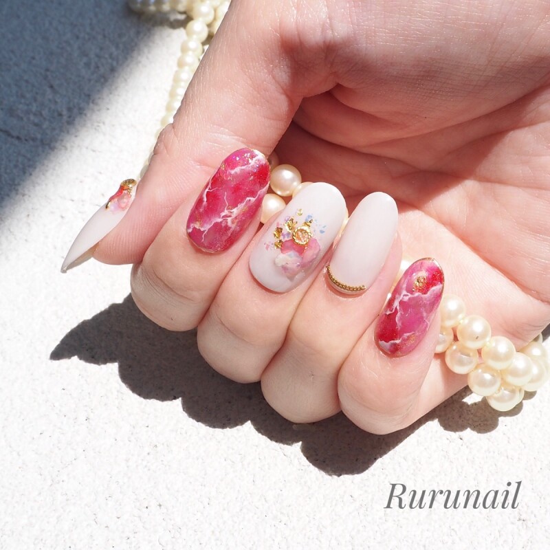 赤ピンク系天然石とシェルストーンの爽やかネイルチップ 089 ネイルチップ通販ｒｕｒｕ ｎａｉｌ